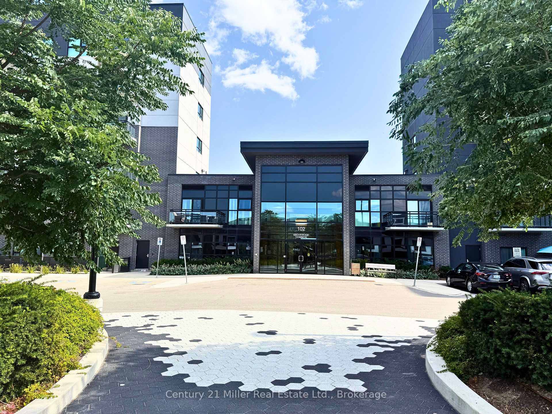 Welcome to this stunning 1 Bed, 1 Bath condo nestled in one of Oakville's most sought after communities.