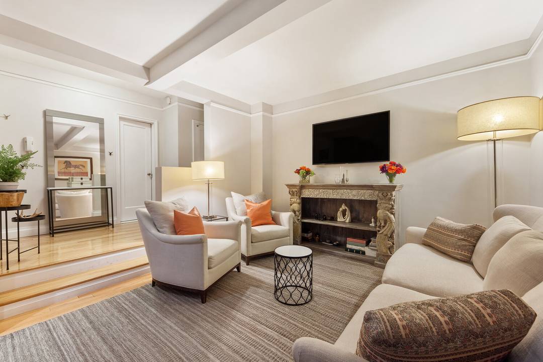 Perfectly situated in one of the most convenient locations between Park Avenue and Madison Avenue, this 1 bedroom, 1 bathroom home has beautiful prewar bones featuring a sunken living room, ...