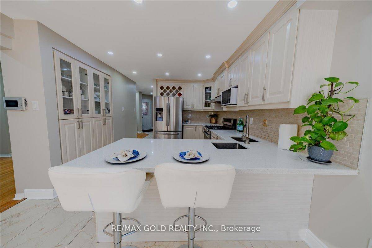 Welcome to Beautiful 4 2 Bedroom Detached House !