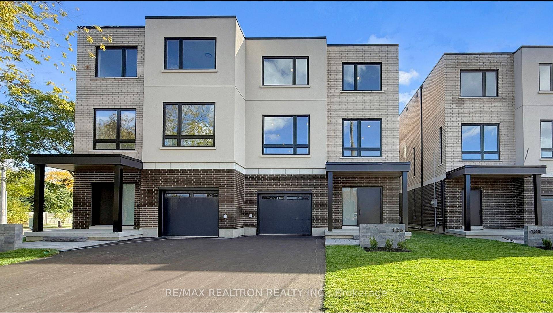 Welcome to Modern Luxury in the Heart of Mississauga !