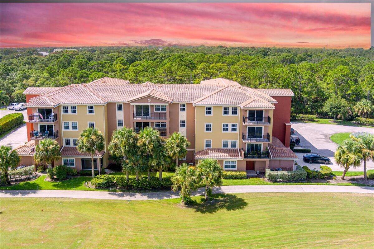 Very rare Penthouse Condo at Linkside at Gator Trace !