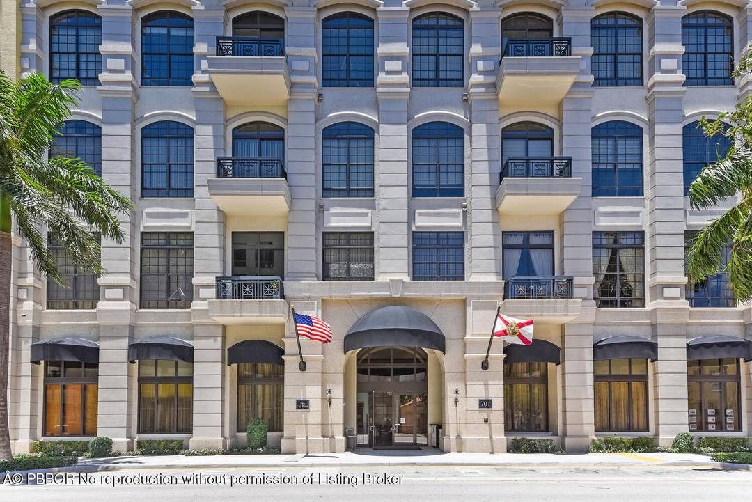 FABULOUS APARTMENT OVERLOOKING ALL OF DOWNTOWN WEST PALM BEACH WITH OCEAN VIEWS TO THE NORTH amp ; EAST.