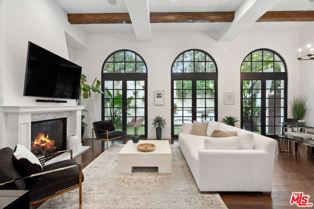 11937  W Sunset Blvd 3BR Brentwood La