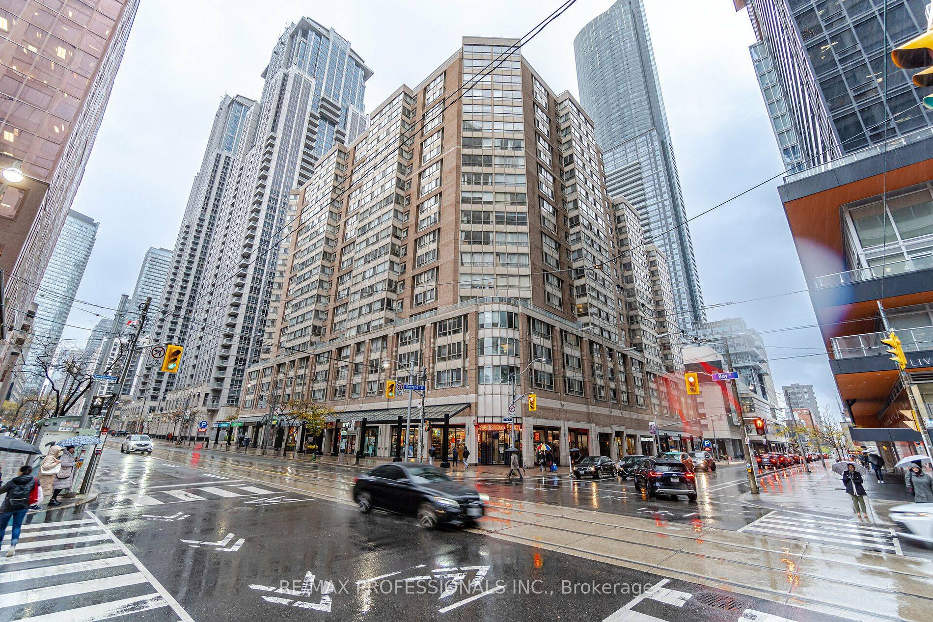 Welcome to this beautifully renovated 2 bedroom, 2 bth suite in The Liberties in the heart of downtown Toronto.