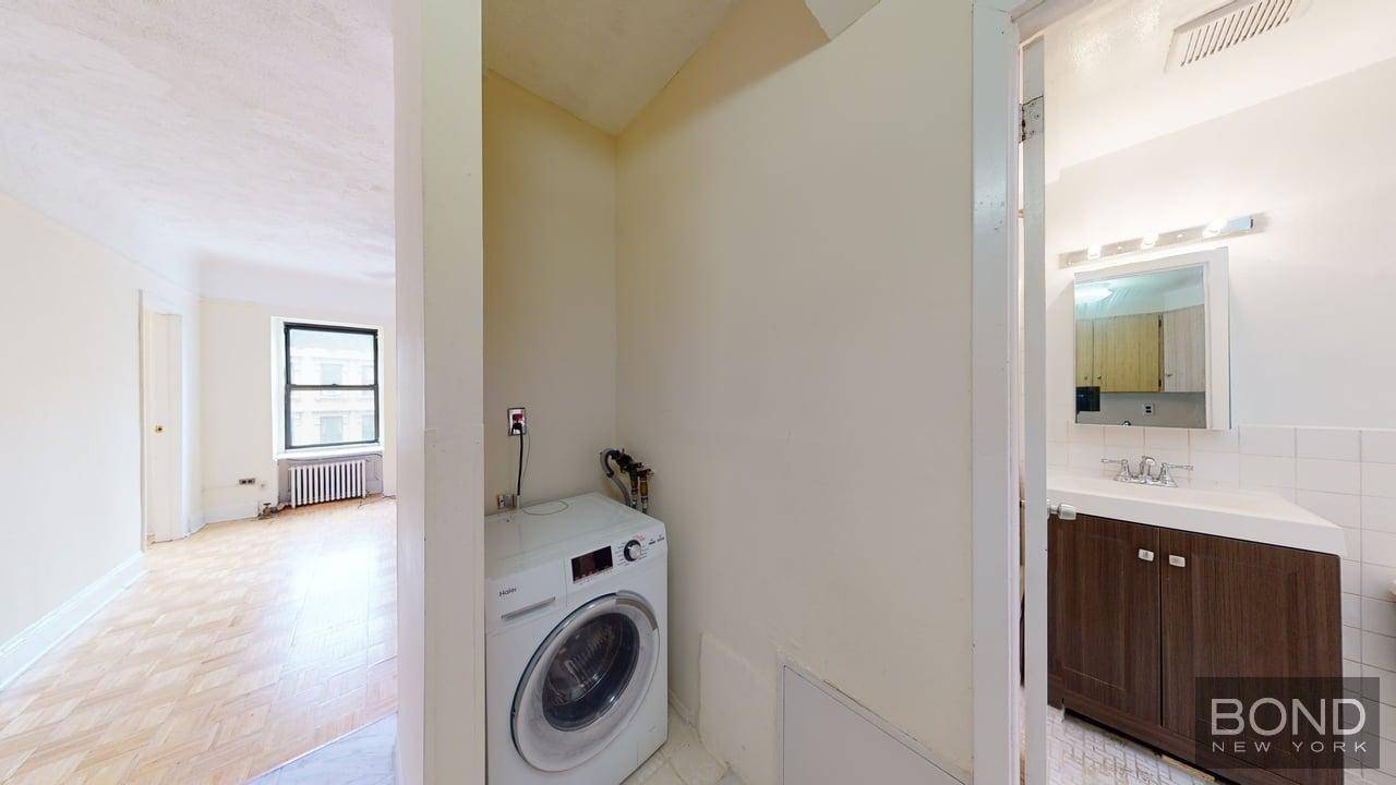Brand New Renovation ! Fully Loaded 1 Bedroom with a Washer Dryer In Unit and top of the line finishes !