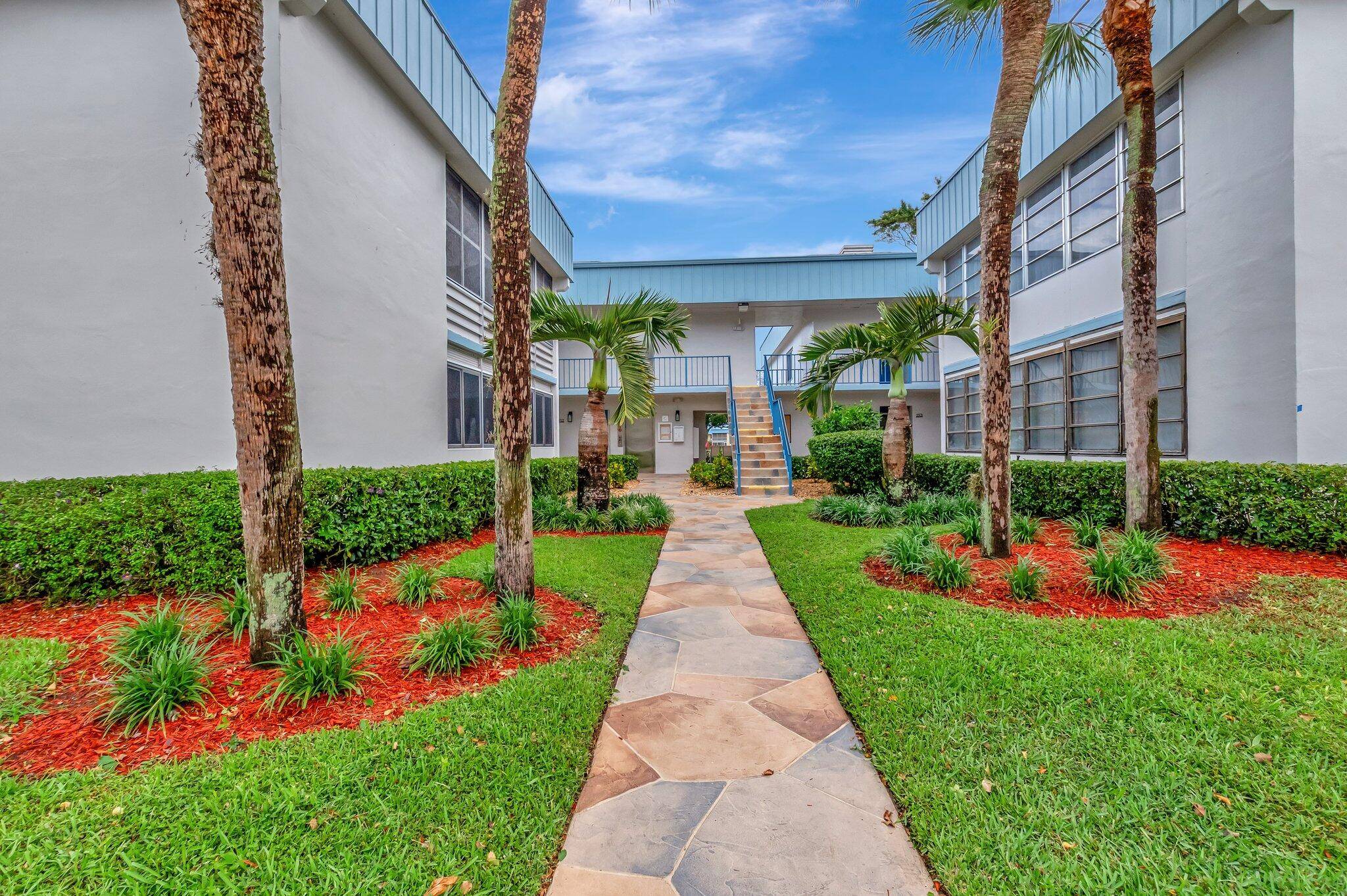 PRISTINE DELUXE ONE BEDROOM condo in fabulous, active Kings Point 55 Community !