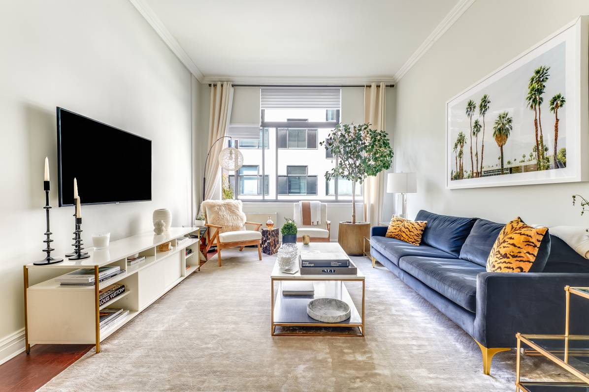 Sunny, newly renovated oversized 1br in a sought after location !