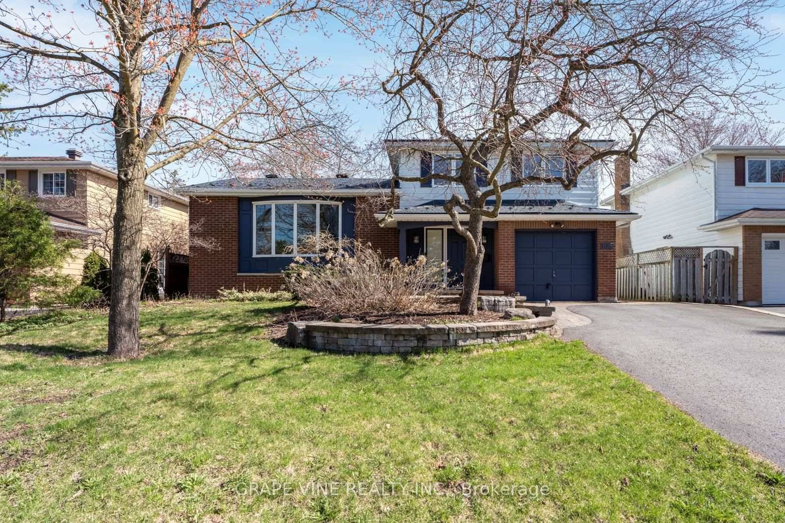 Welcome to this delightful 3 bedroom, 3 bathroom side split home in desirable Blackburn Hamlet.