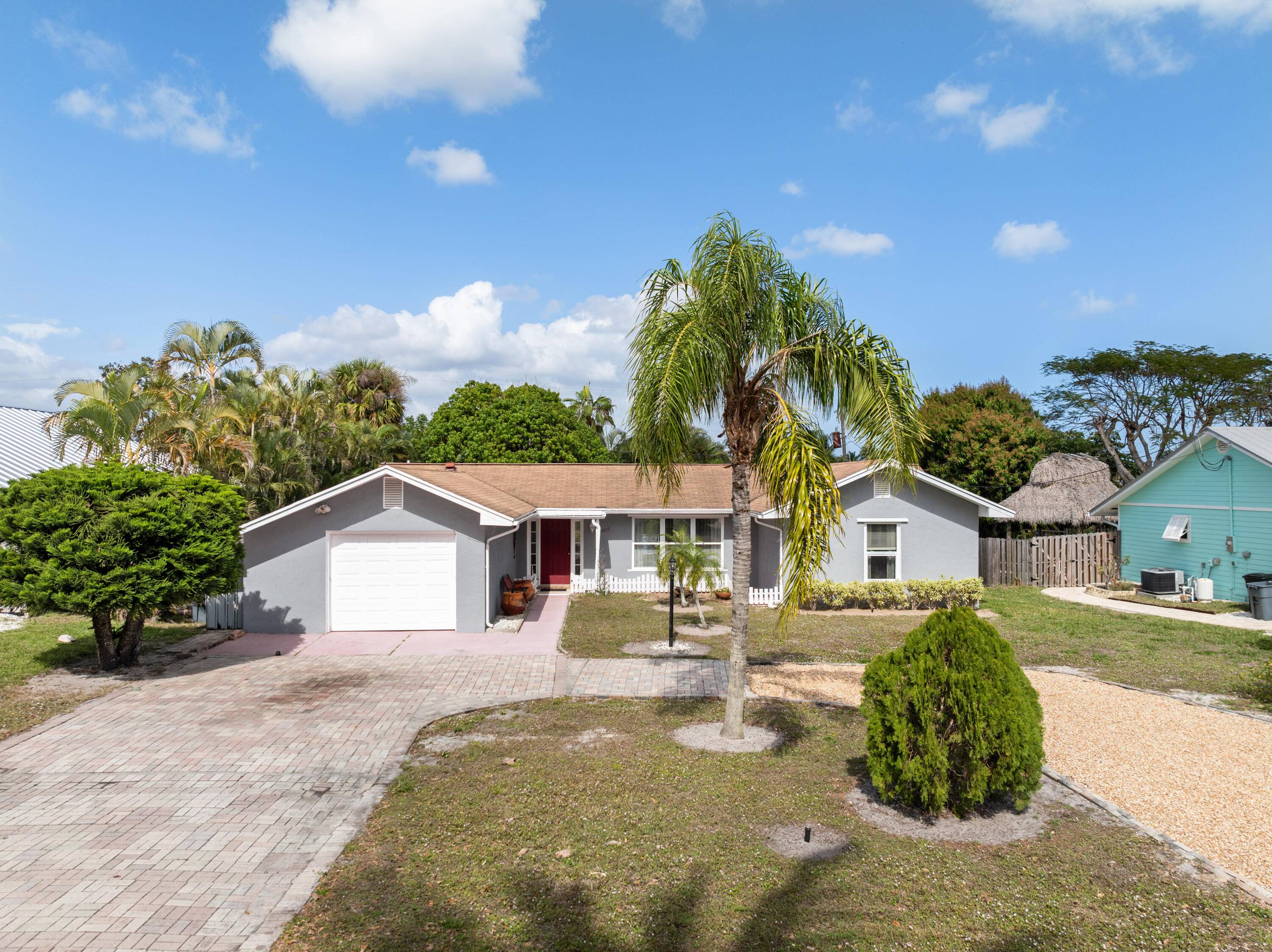 Welcome to Rocky Point ! Nestled on a beautiful peninsula in Stuart, Florida, this charming neighborhood is known for its strong sense of community and coastal lifestyle.