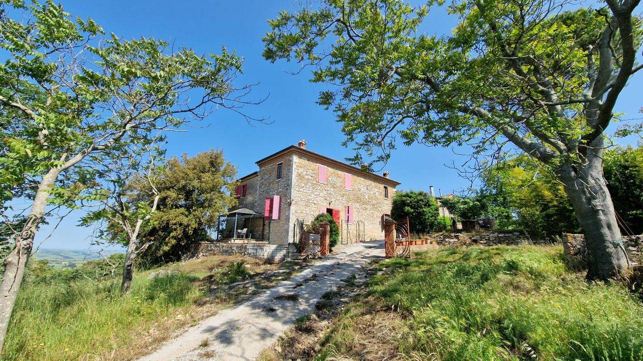 Real estate complex with two buildings, panoramic views and 8 hectares of land for sale in Rapolano Terme, province of Siena, Tuscany.