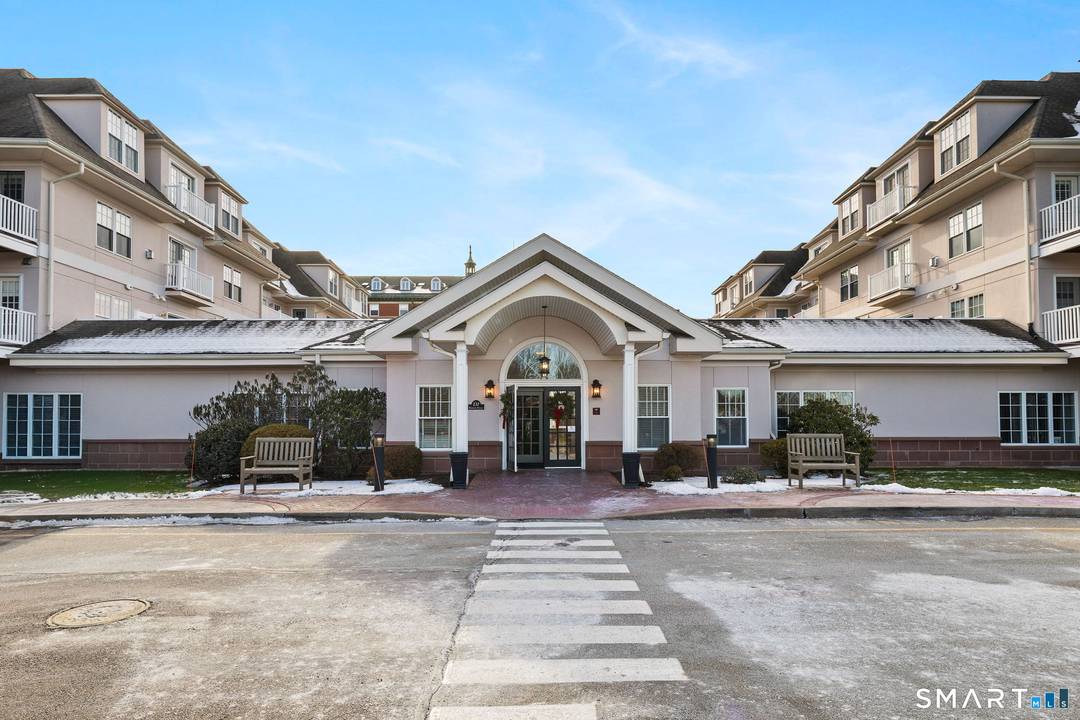 Welcome to Fernwood Estates, one of West Hartford's premier over 55 communities, where comfort meets elegance in this sun filled two bedroom, two bath condo just moments from Elizabeth Park ...