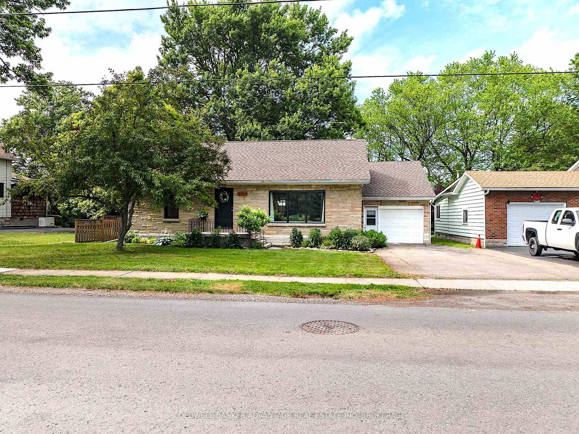 RIDGEWAY GEM ! Don't miss this charming 1.