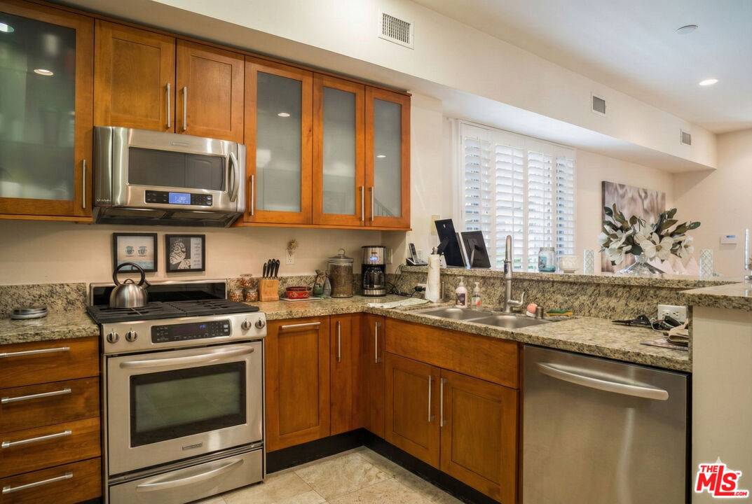 2020   Holly Dr 2BR Hollywood Hills East La