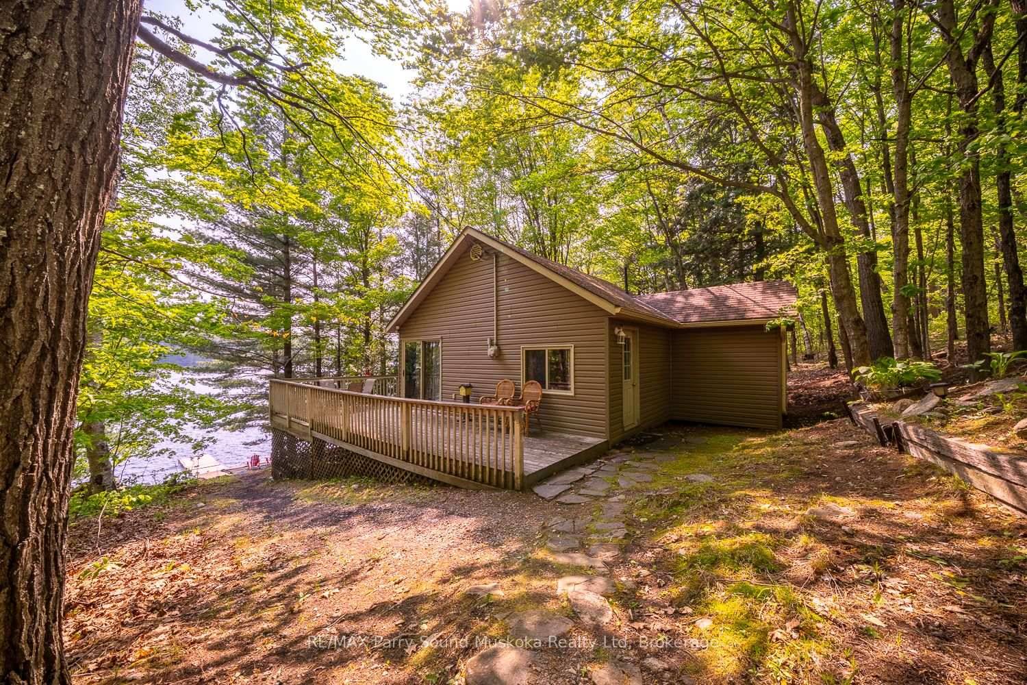 Beautiful 2 bedroom and 1 bathroom cottage on Old Man's lake.