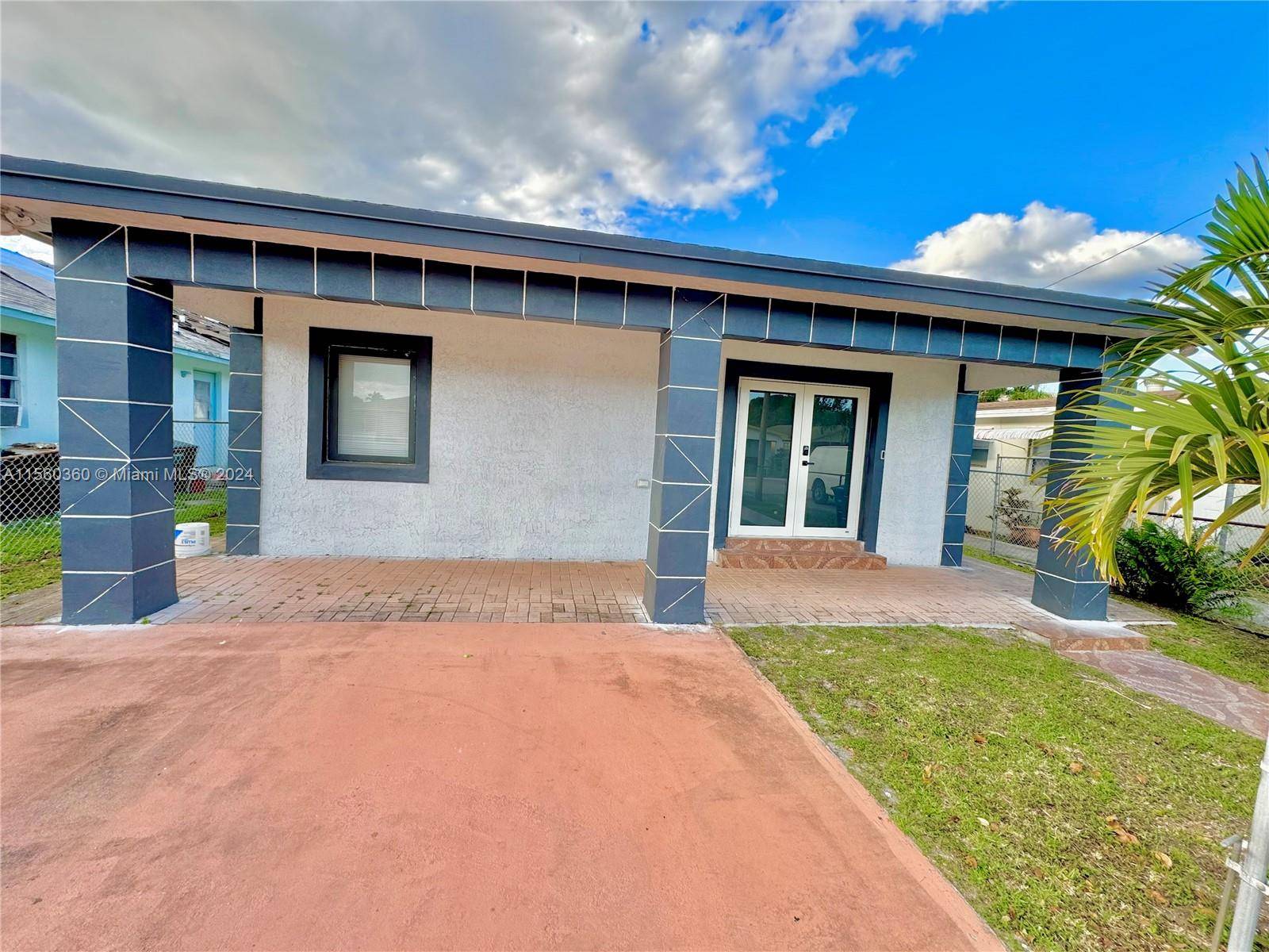 Beautiful Home, Spacious kitchen with skylight just wonderful to entertain, also a concrete outdoor kitchenette perfect for bbq.