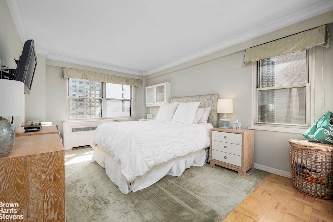 HIGH CORNER SHOWSTOPPER UPDATED OVERSIZED 1 BR w RIVER VIEWS High floor and happily sun splashed, this coveted, largest in the building corner one bedroom pairs river reflections with space ...