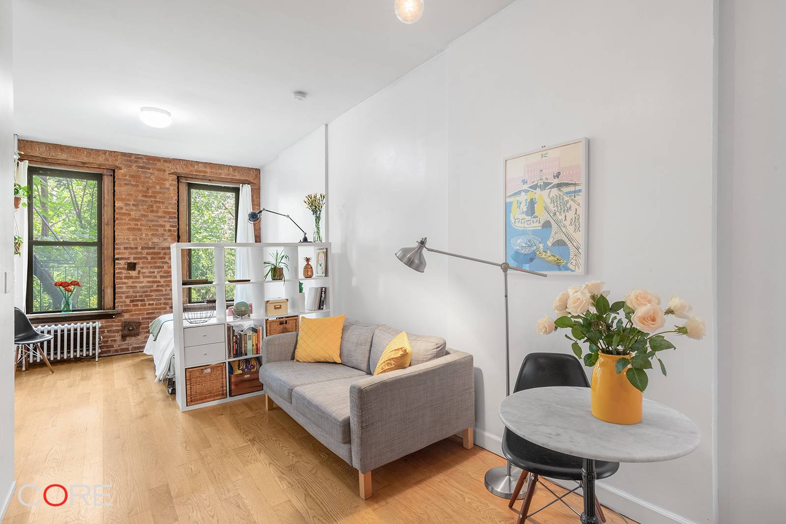 This bright and inviting studio offers the perfect combination of low maintenance and supreme charm.