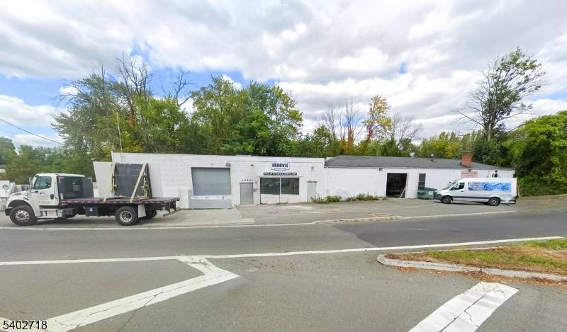 Located in the heart of Vauxhall, this versatile property at 1050 1052 Valley Street offers a prime position for business or investment opportunities.