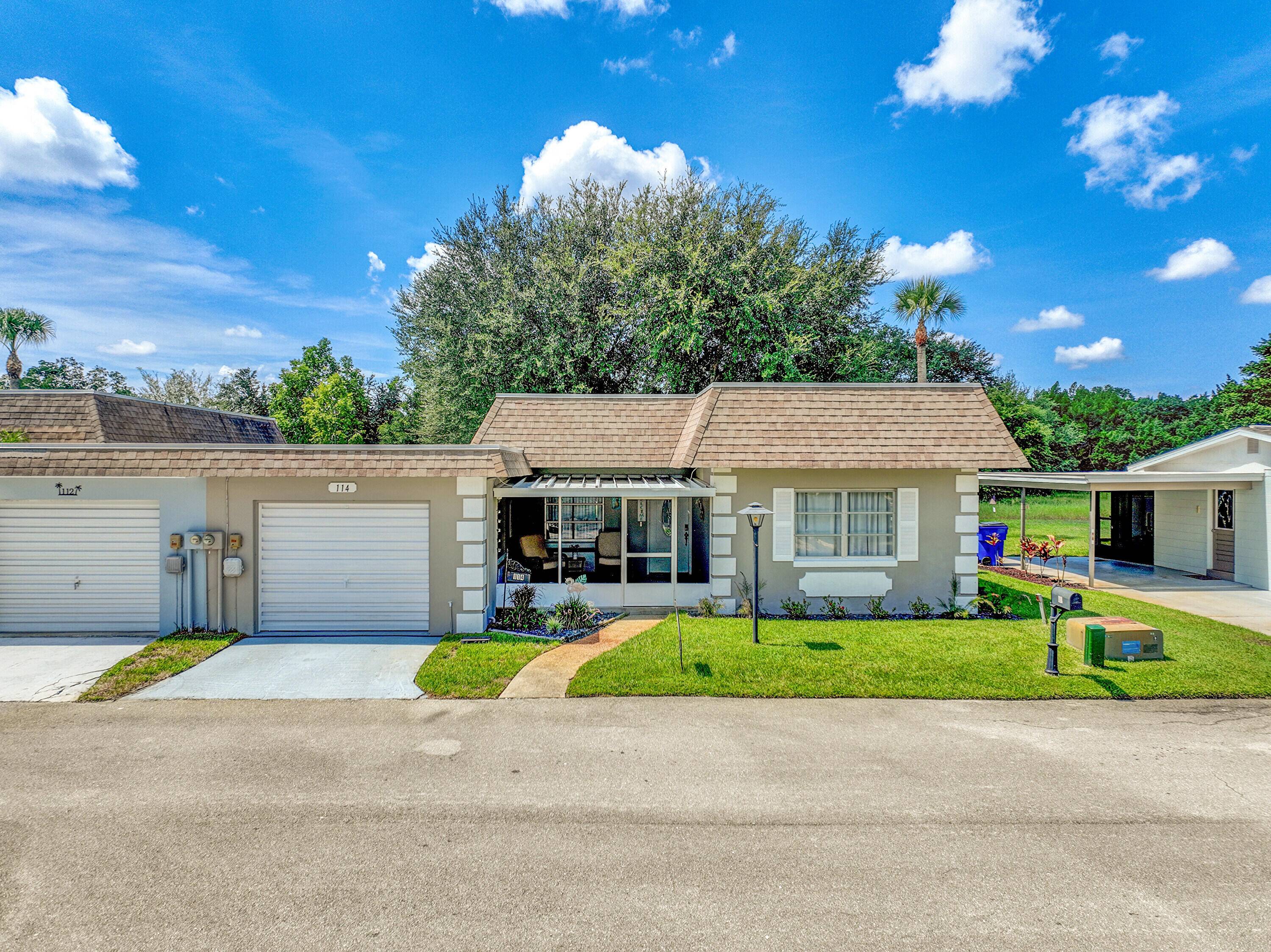 This beautifully remodeled 2 2 villa offers just under 1300 square feet of living space.