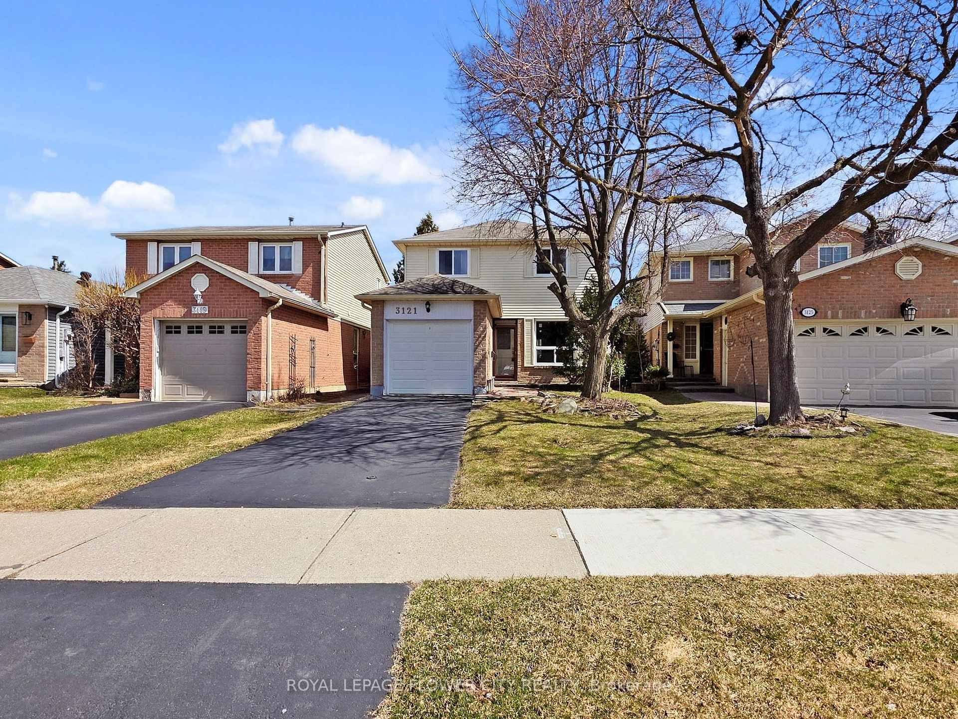 This awesome detached home sits on a spectacular, private, tree lined lot and features a gorgeous shaker style kitchen with a gas stove, Fisher amp ; Paykel fridge, ceramic floors, ...
