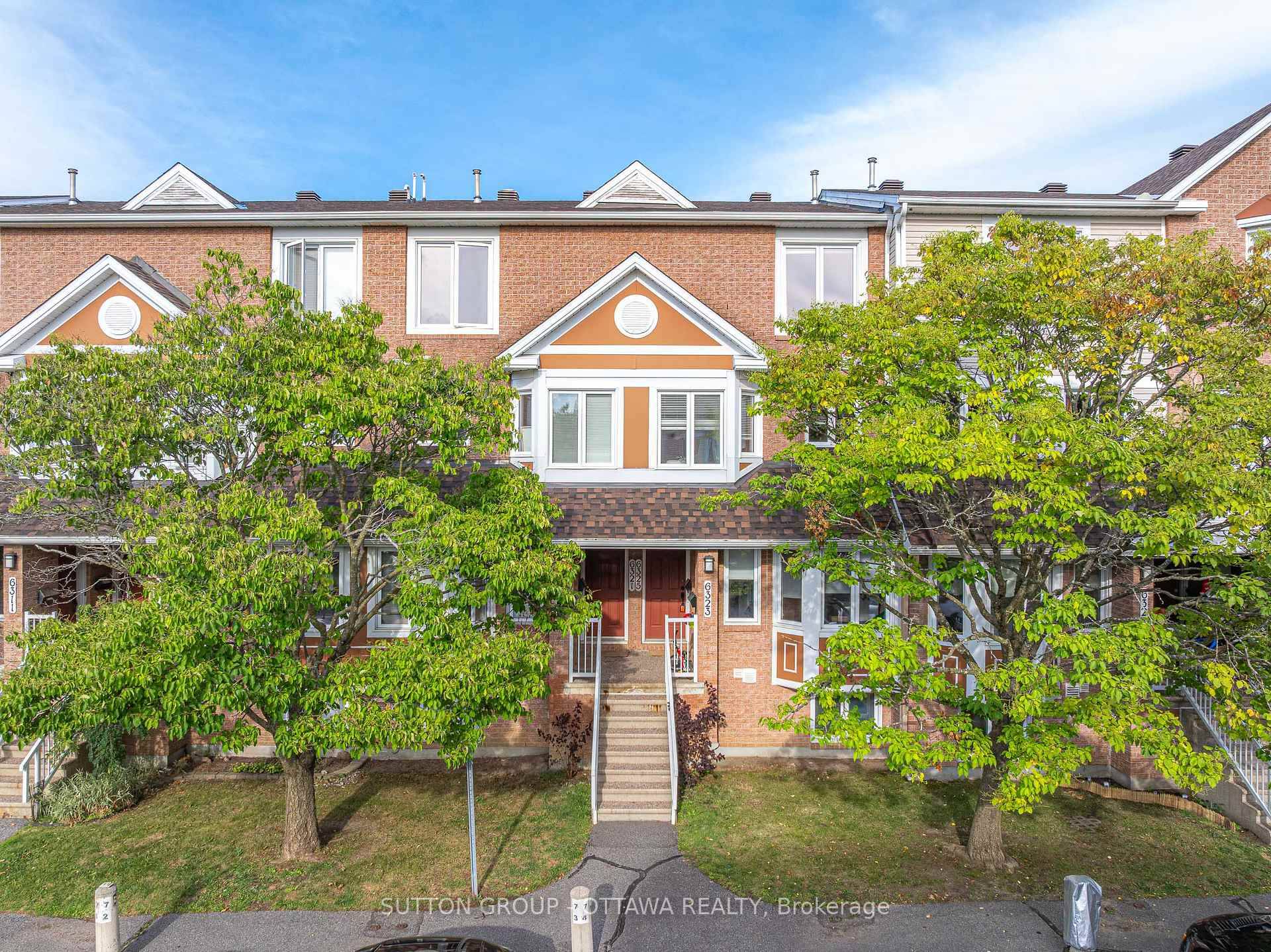 Welcome to this bright and airy 2 BED, 2 BATH UPPER UNIT TOWNHOME surrounded by MATURE TREES, with not one but TWO PRIVATE BALCONIES to enjoy your morning coffee or ...