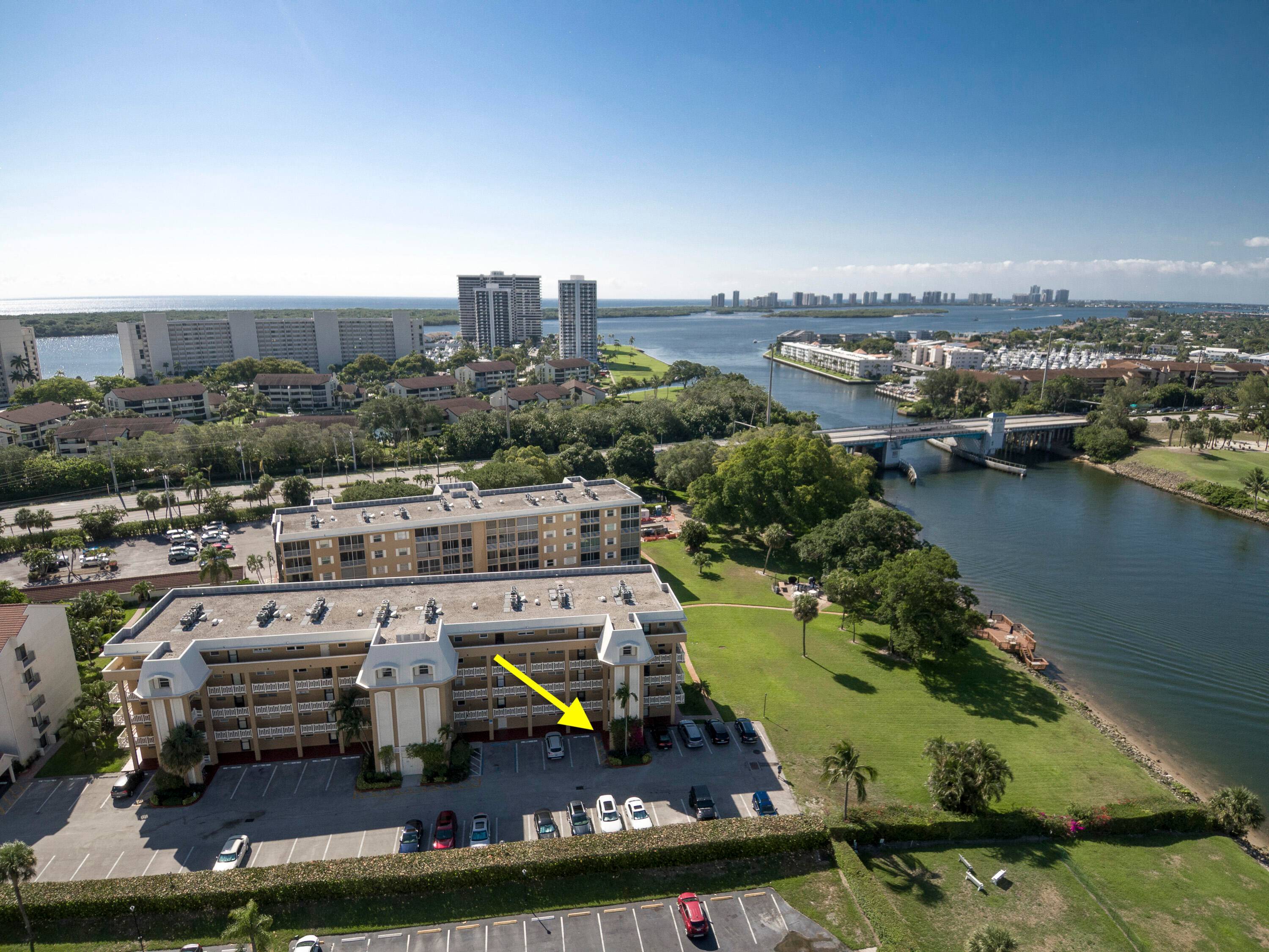 Beautiful charming 2BR 2BA unit in a hidden Waterway gem in North Palm Beach !