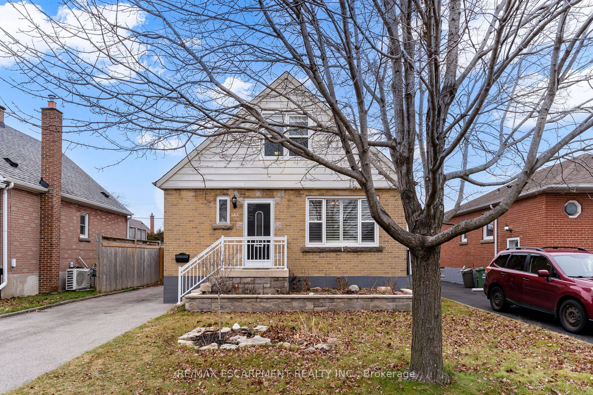 This Solid 1. 5 Story Home Offers 3 1 Bedrooms, Located In The Quaint Glenview East Neighbourhood Where You'll Find Great Hiking Trails And Parks.