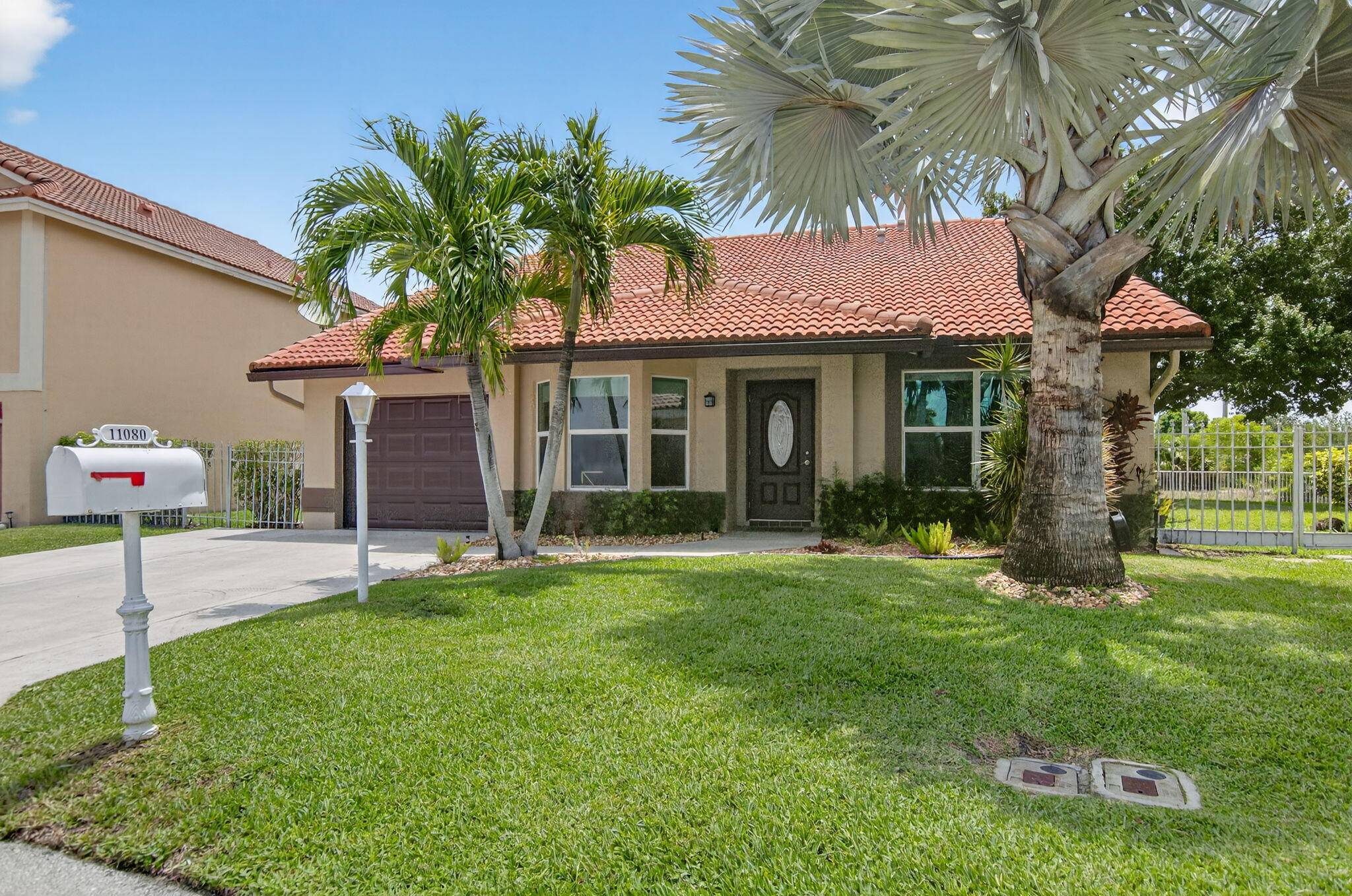 GORGEOUS 4 BEDROOMS, 3 FULL BATHS WATERFRONT MEDITERRANEAN SLYLE HOME.