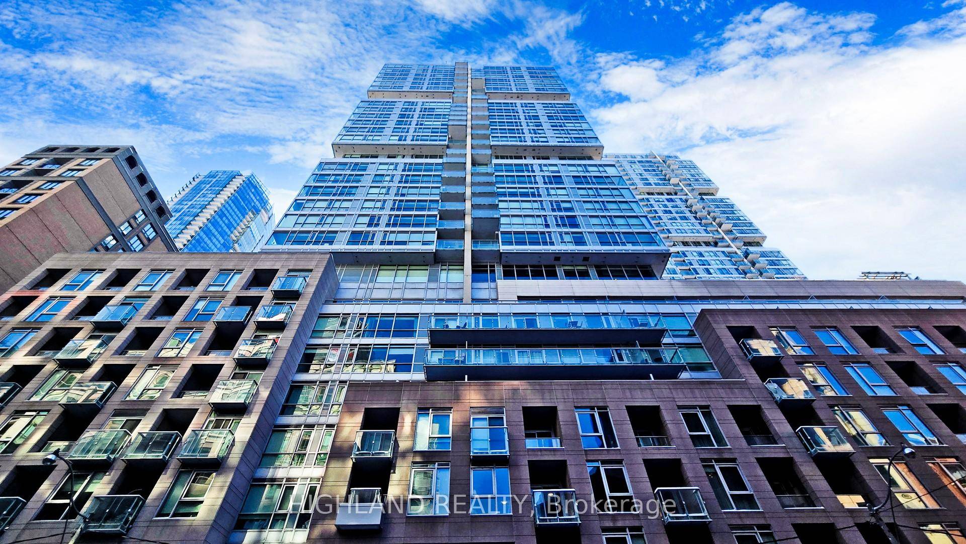 Experience upscale urban living in this stunning 2 1 bedroom, 2 bathrooms condo located in the vibrant heart of Toronto's Entertainment and Financial Districts.