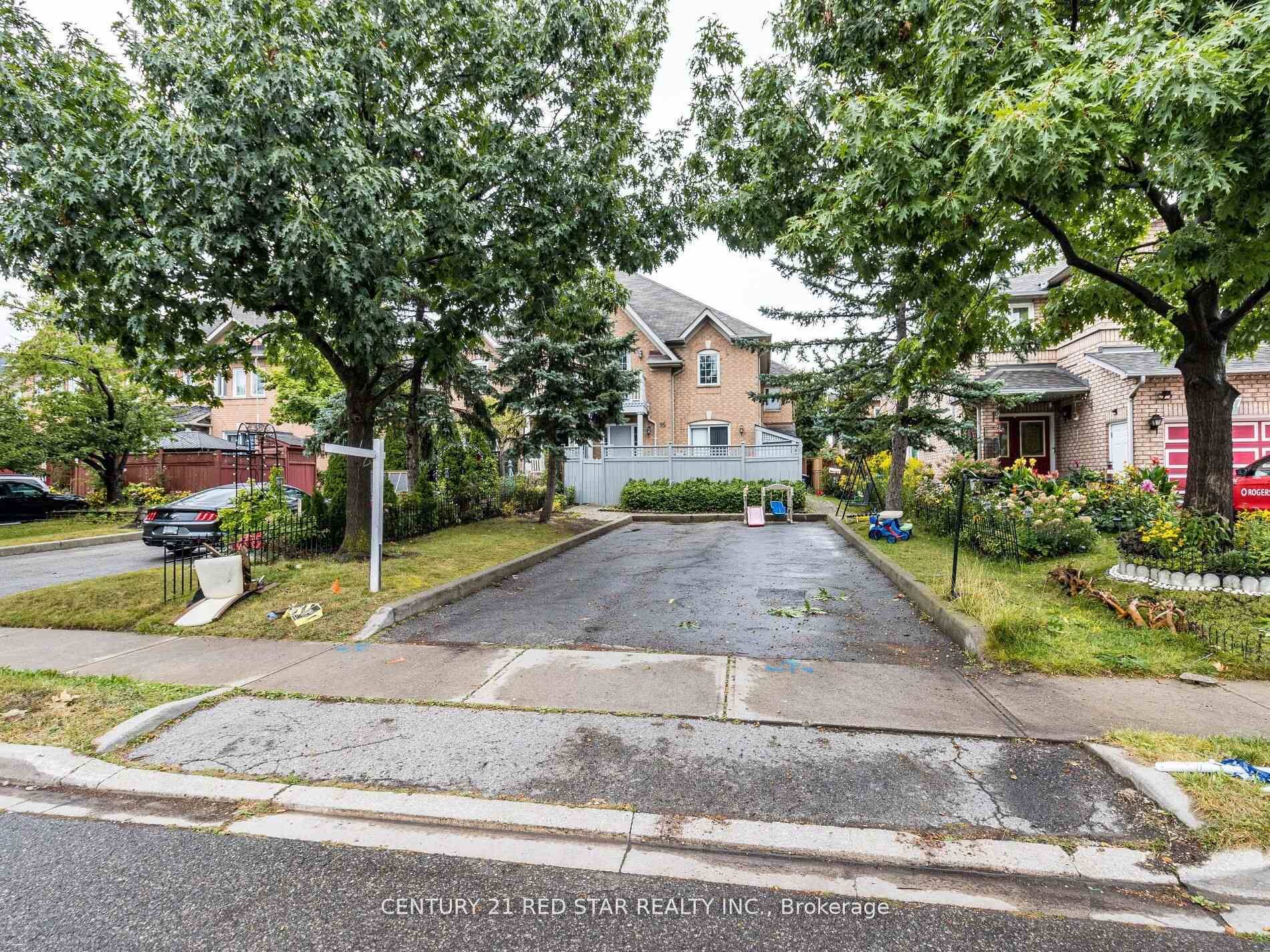Beautiful Front Quad In A Superb Freehold Townhome offers 3 2 Spacious Bedrooms amp ; 3 bathrooms situated In A Desirable Neighbourhood Of Brampton.