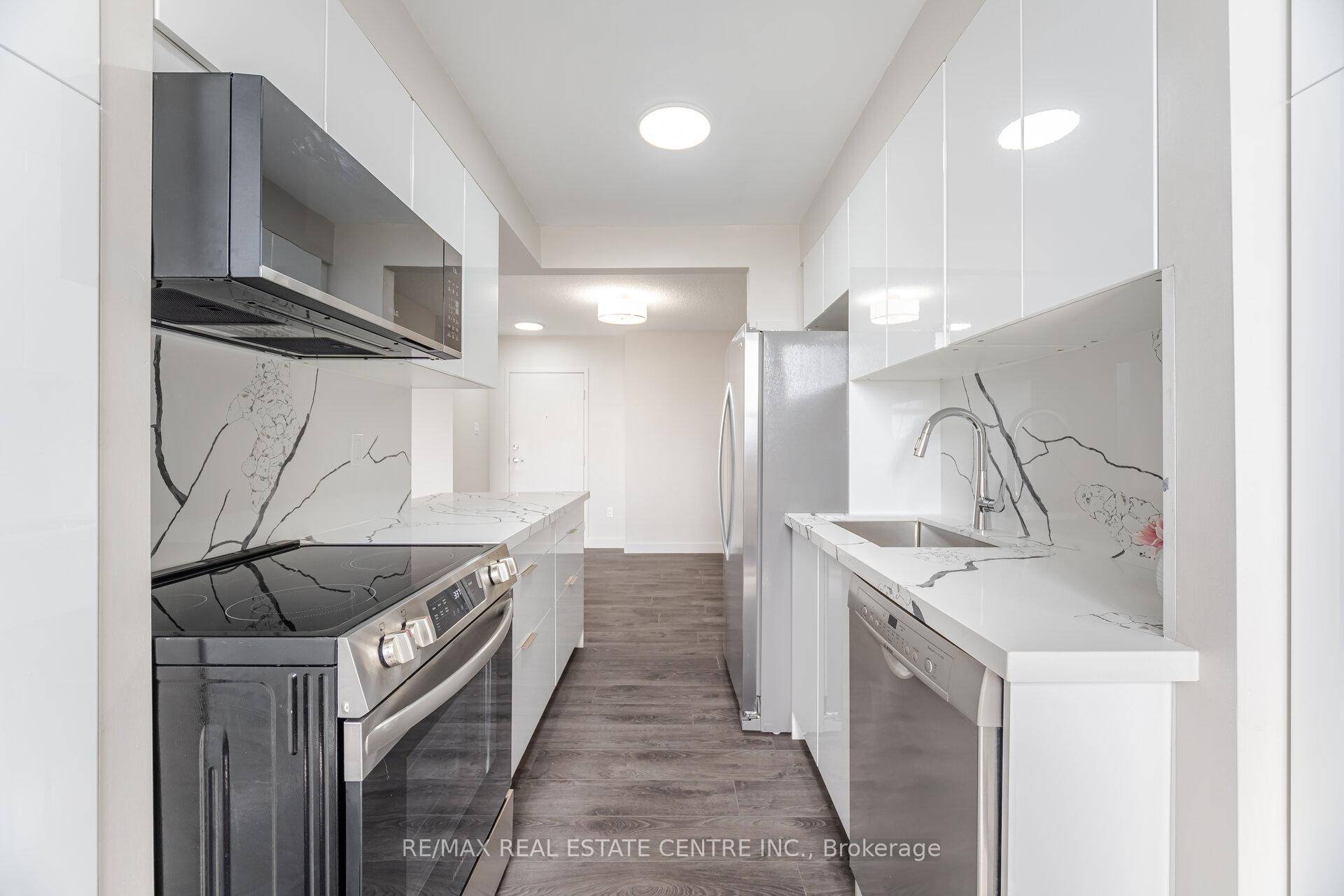 Stunning 3 Bedroom Corner Condo Apartment Chef's Kitchen amp ; Full Renovation !