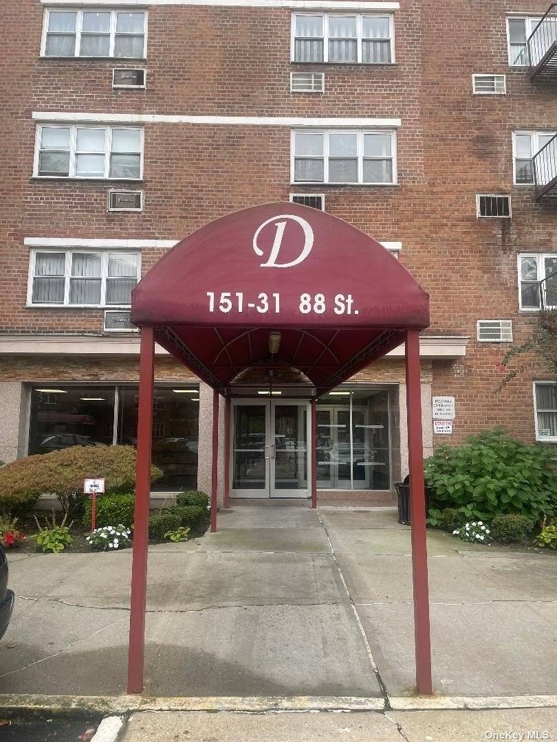 Jr 4 in the Dorchester Building Located in the Lovely Area of Lindenwood Lots of Closet Space Large Living Room for Entertaining Smaller Bedroom can be used as a Dining ...