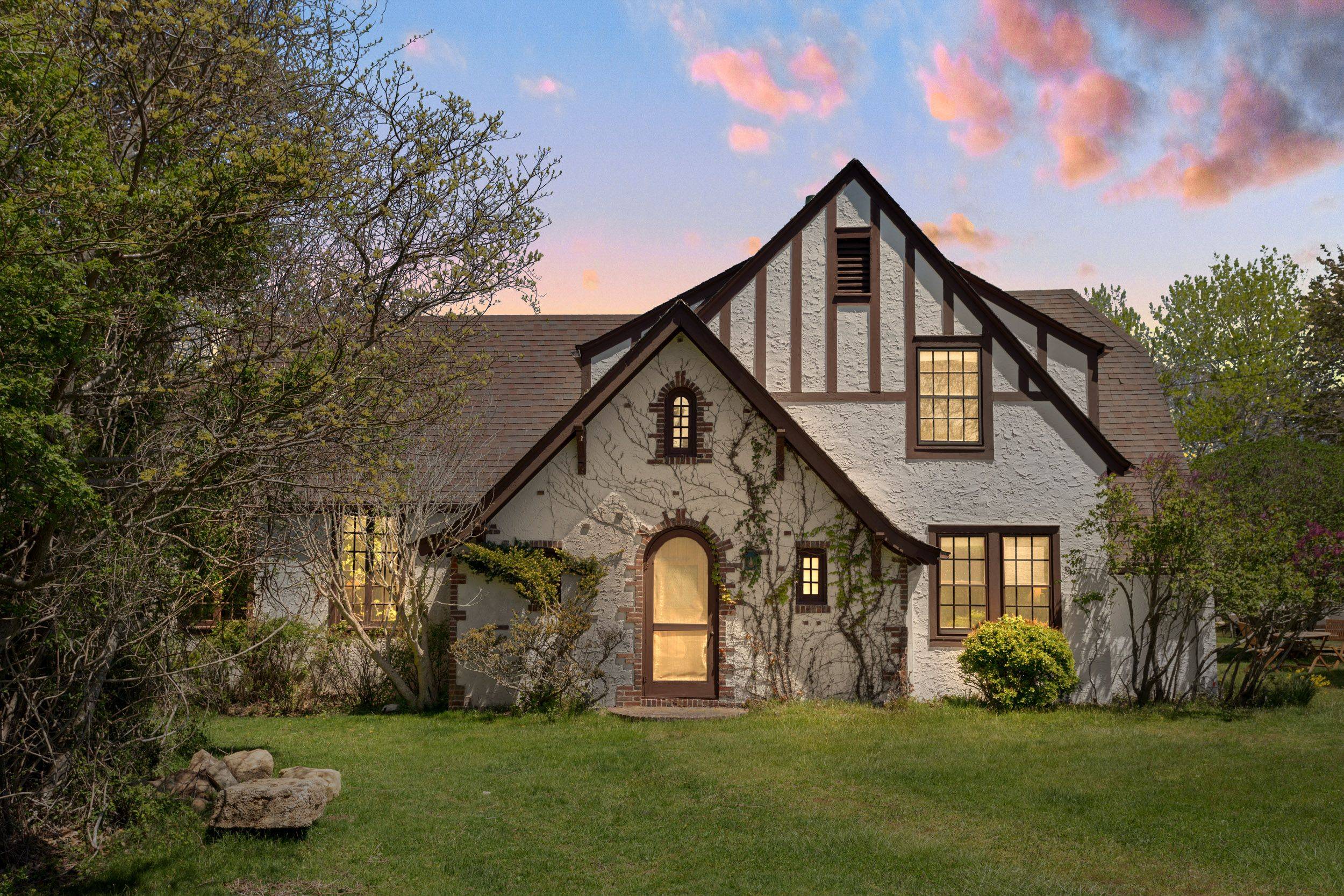 Rental Registration 22 410 ; This fully furnished English Style Tudor, features 5 bedrooms, 3.