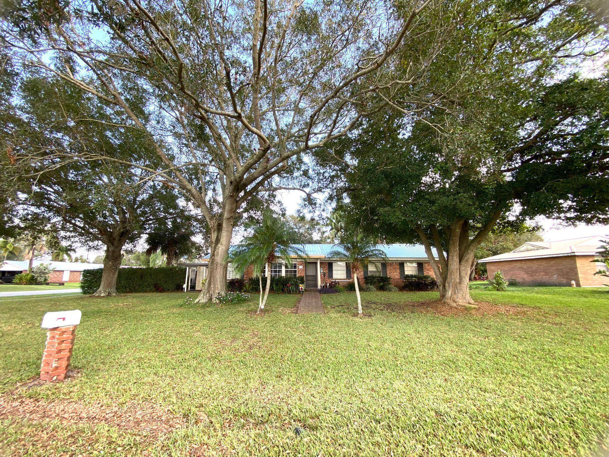 Discover this beautiful 4 bedroom home ideally located in the heart of the city, just 5 minutes from the scenic Lake Okeechobee.