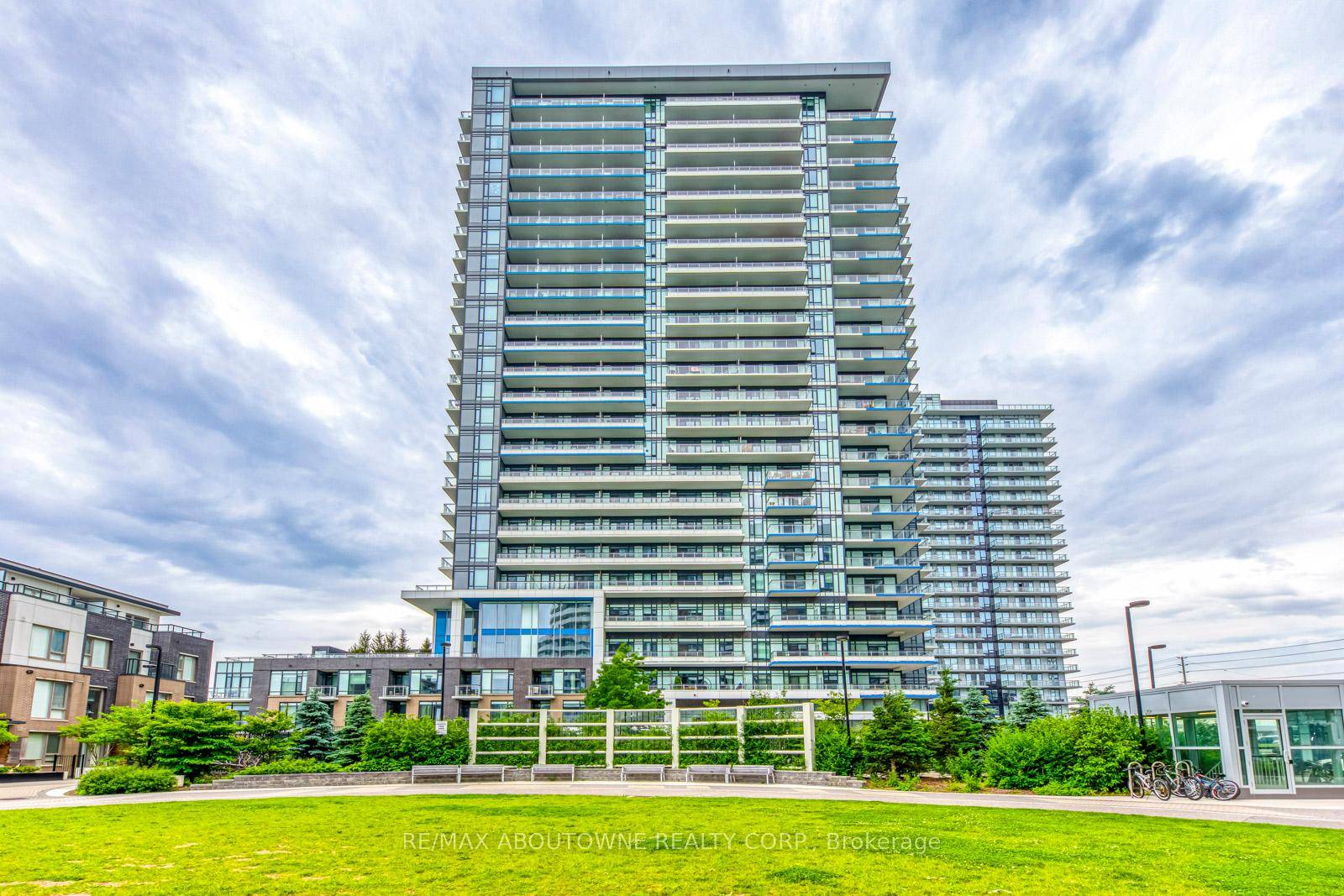 Famous builder Daniels Erin Mills boutique residence living, next to Erin mills town centre, credit valley hospital and two top ranked high schools.
