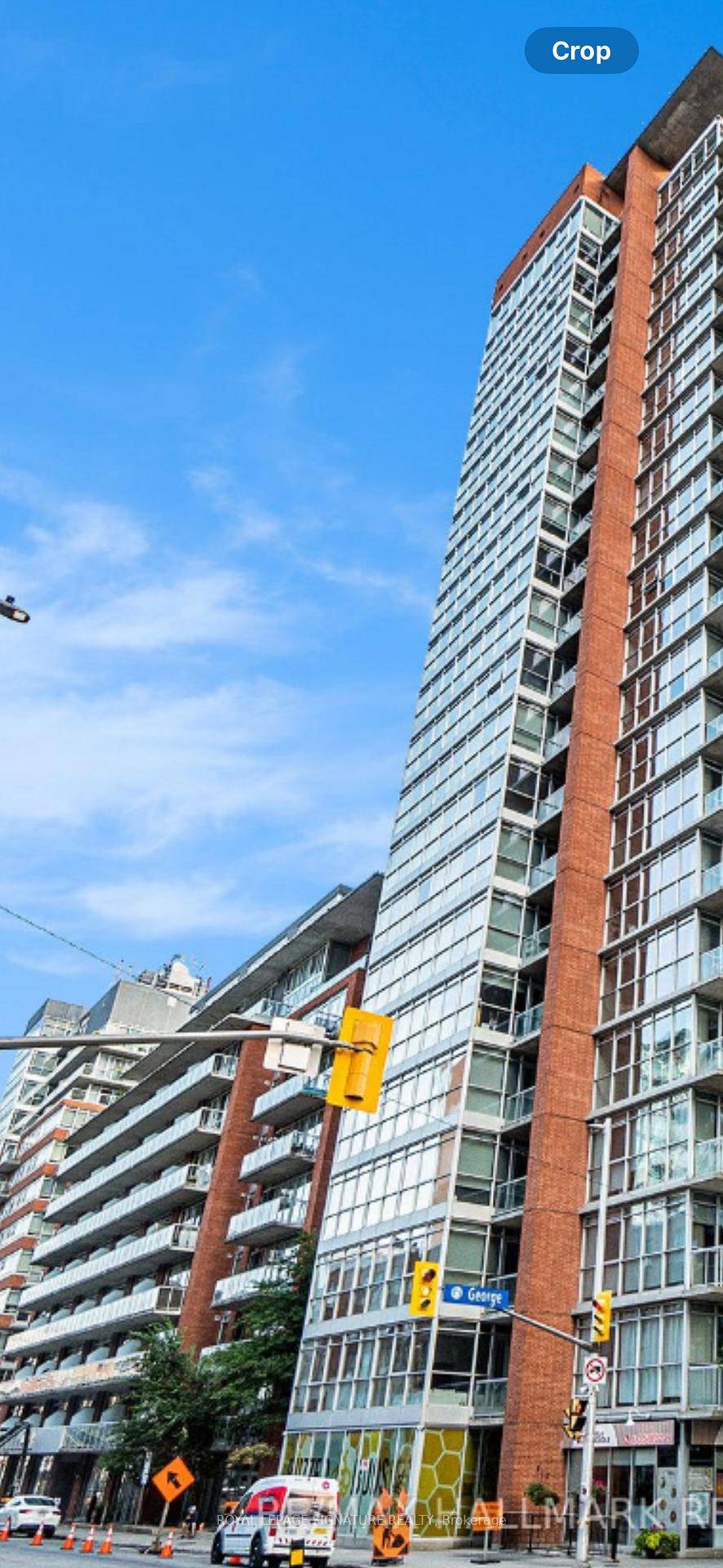 IMMACULATE, COZY WELL MAINTAINED 1 BEDROOM, 1 BATHROOM CONDOMINIUM WALING DISTANCE TO THE BYWARD MARKET.