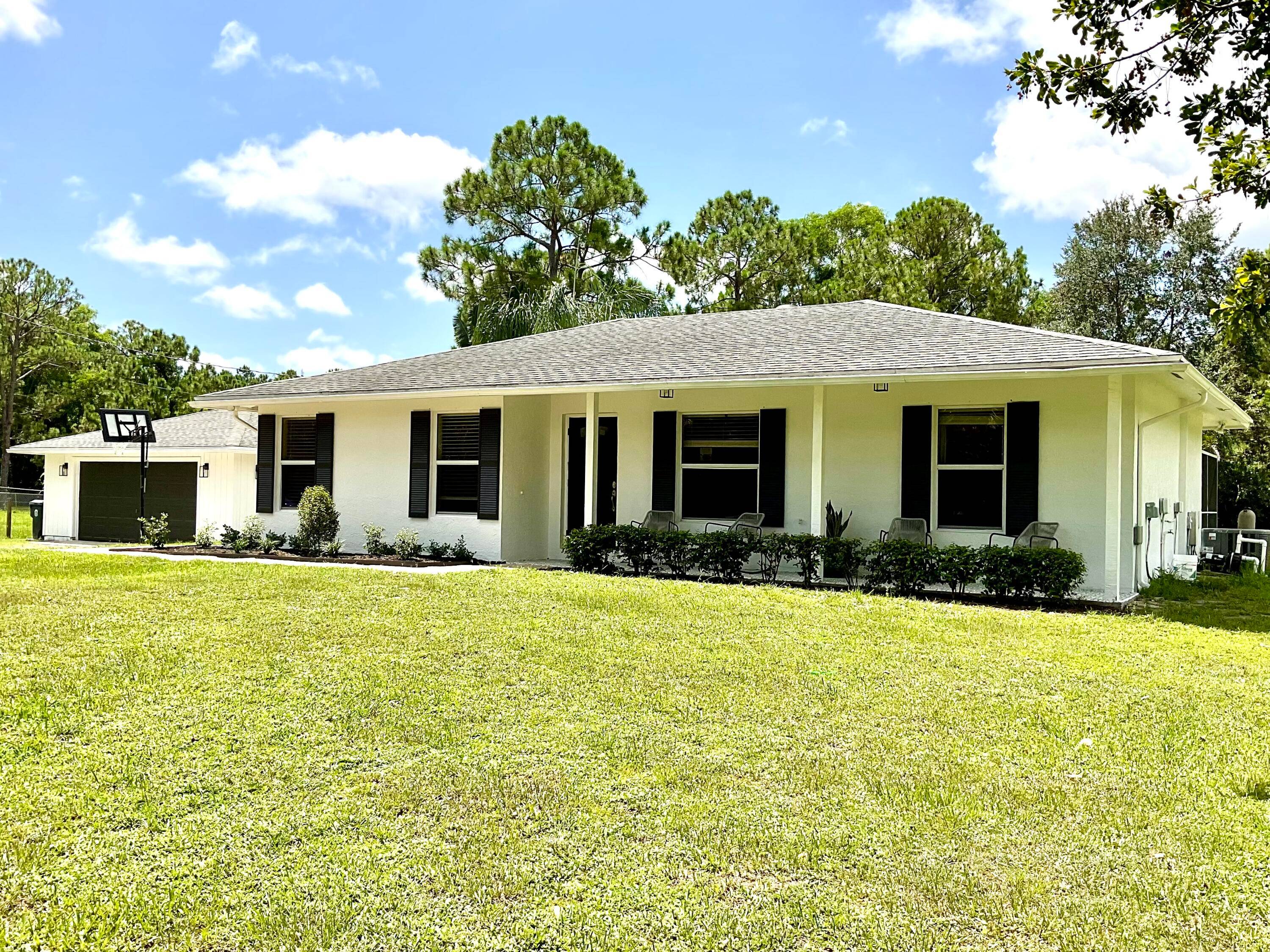 3 bd 2 ba, CBS, screened pool home w 2 cg on 1.