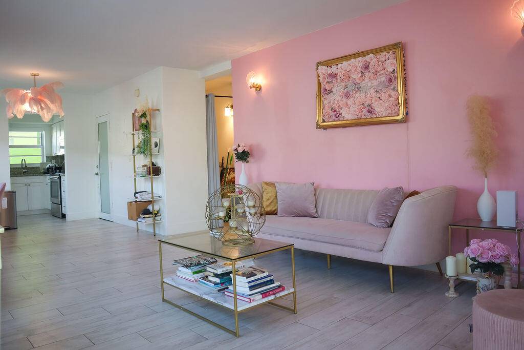 Step into the ultimate Miami Beach lifestyle with this beautifully upgraded a bright and spacious 1 bed in the heart of South Beach !