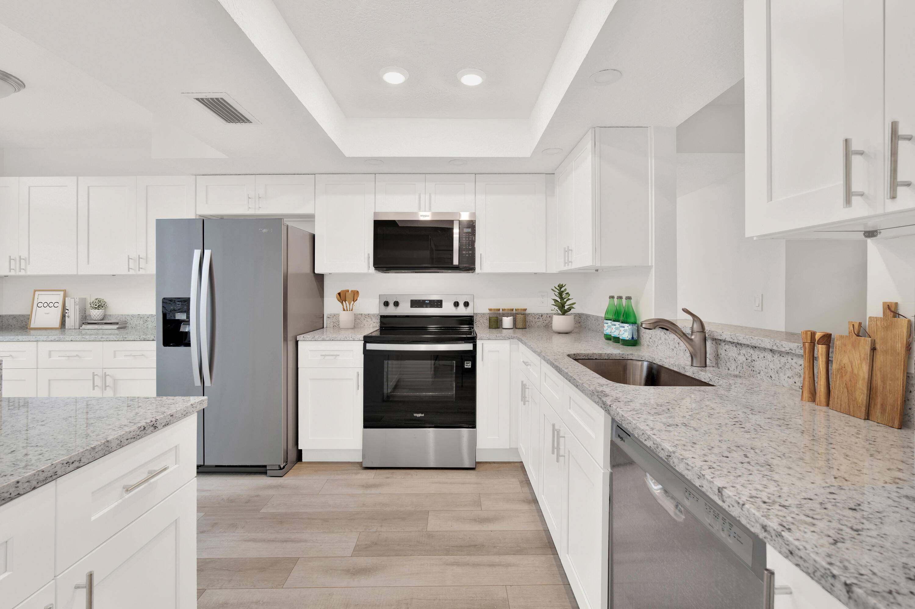 Gorgeous updated unit in Villages of Oriole !