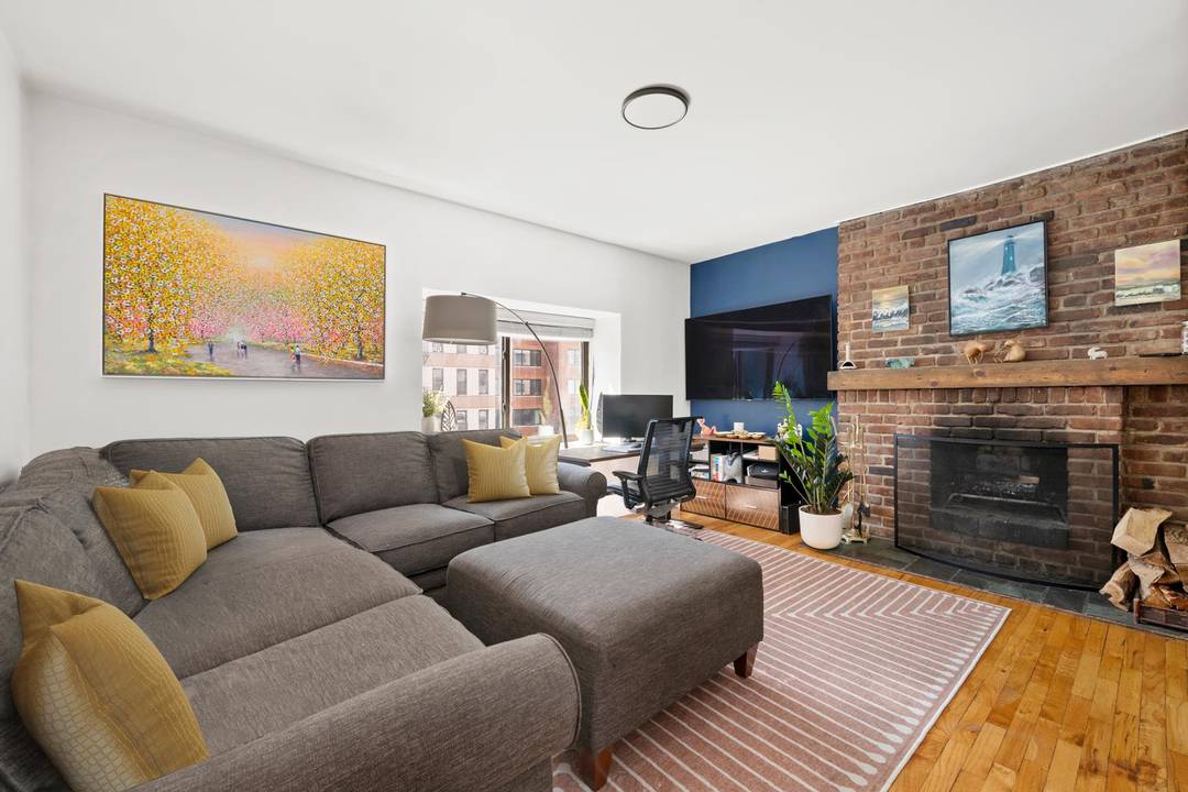 Welcome to this inviting and well appointed one bedroom corner apartment, perfectly located in the heart of Kips Bay Gramercy.