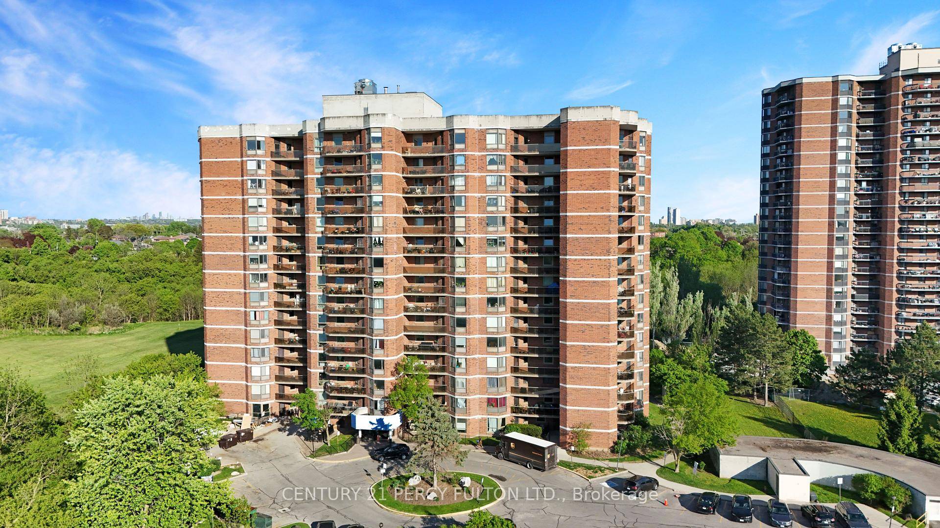 Location ! Location ! Location Beautiful, Spacious And Well Maintained 3 Bedroom, 2 Bathroom Unit Overlooking Humber River And The Golf Course.