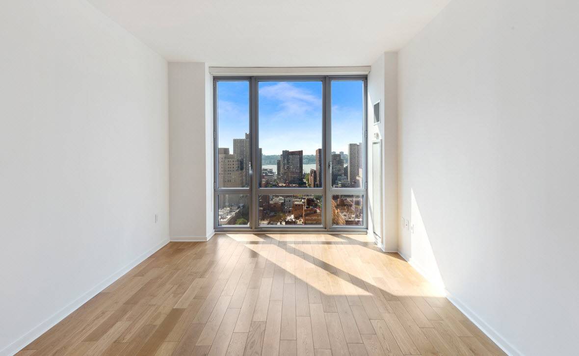 Ultra high end doorman building located in the heart of the vibrant Midtown, close to all major transportation, restaurants and night life.