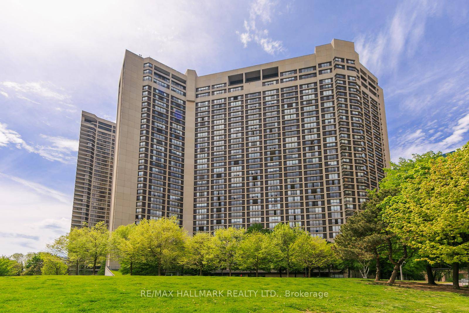 Experience lakeside luxury in the heart of Toronto's vibrant Harbourfront !