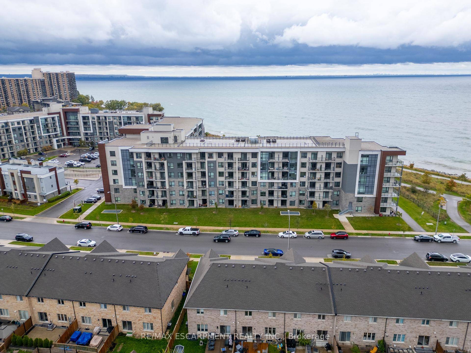 Move in Ready ! ! This one bedroom unit is available for immediate occupancy in Stoney Creeks sought after Sapphire Condos.