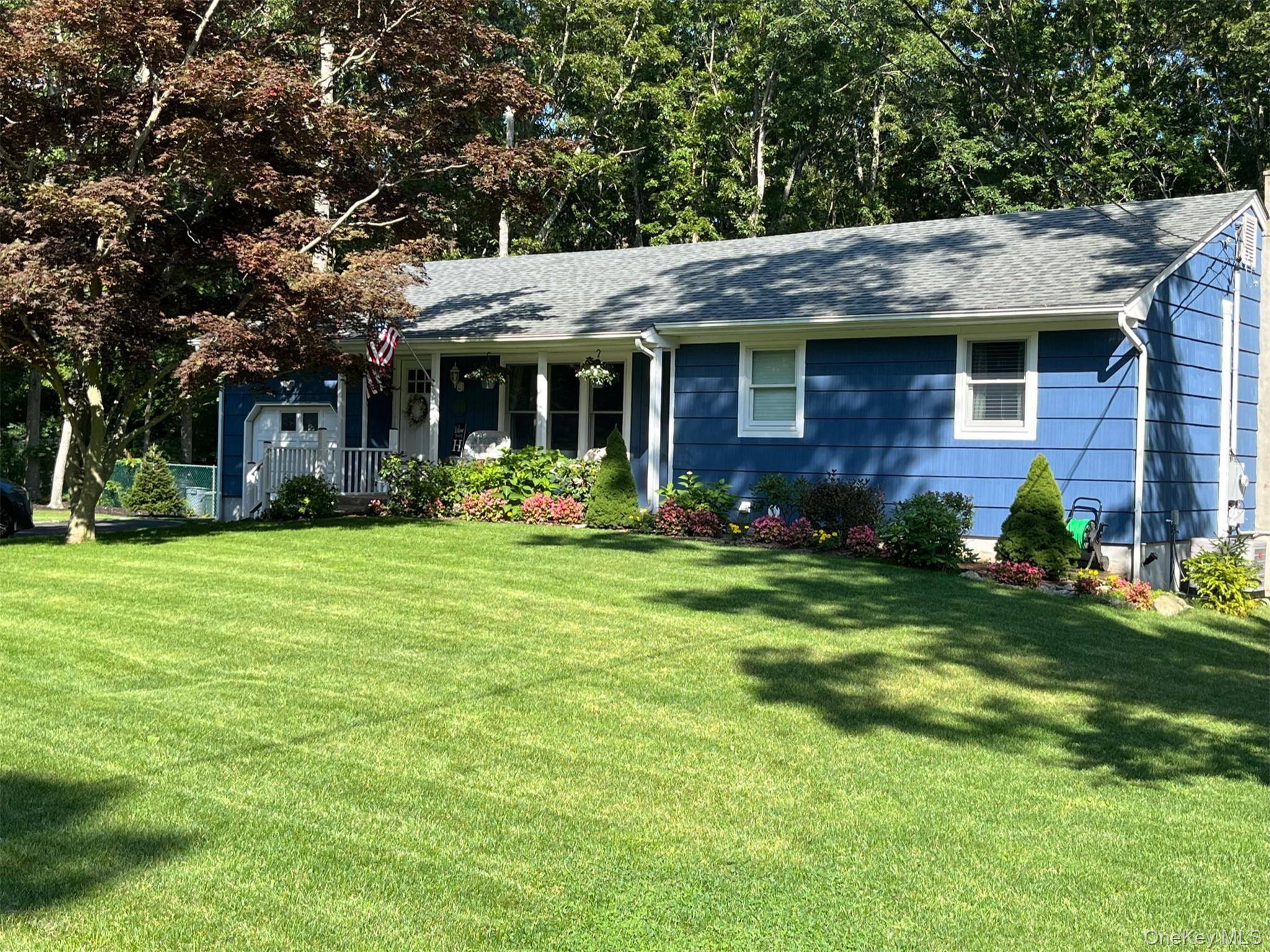 This Home offers an inviting open floor concept in the Kitchen and Dining room areas with vaulted ceiling.