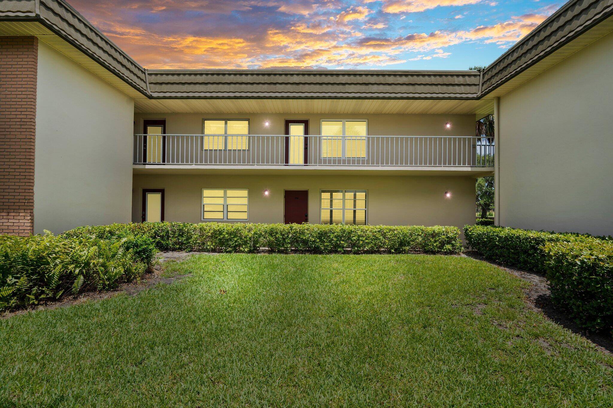 Home Sweet Home ! Join this gorgeous botanical 55 community next to McKee Botanical Gardens and Golf Coarse.