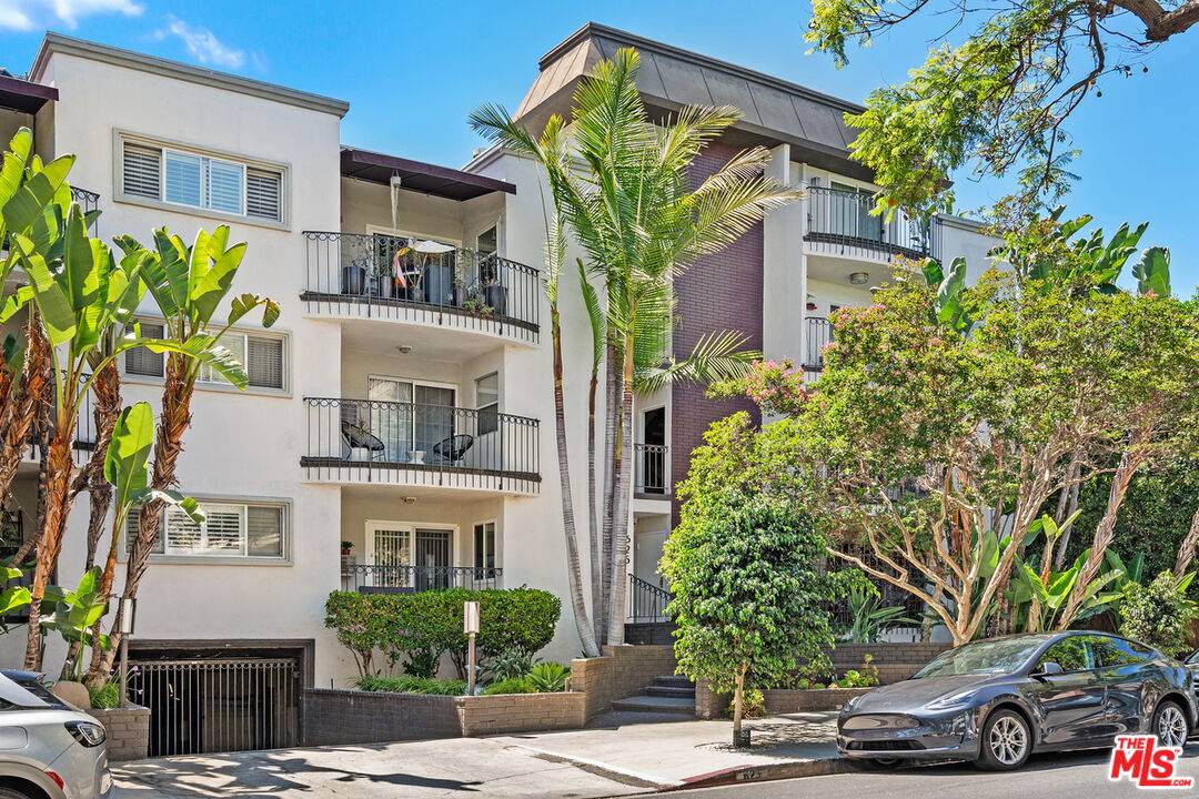 625  N Flores St 2BR Beverly Grove La