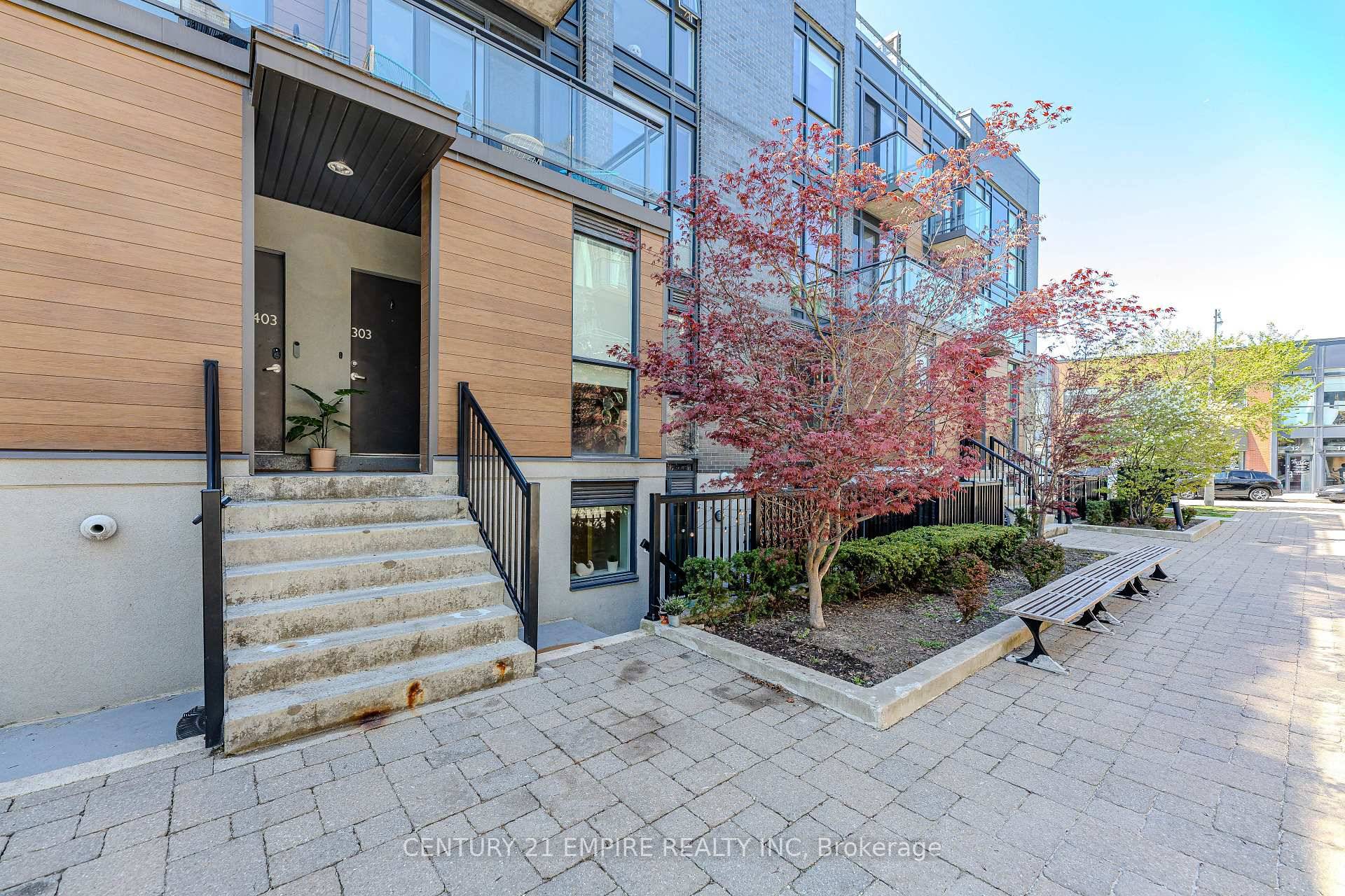 Welcome To This Stunning Wallace Walk Townhouse !