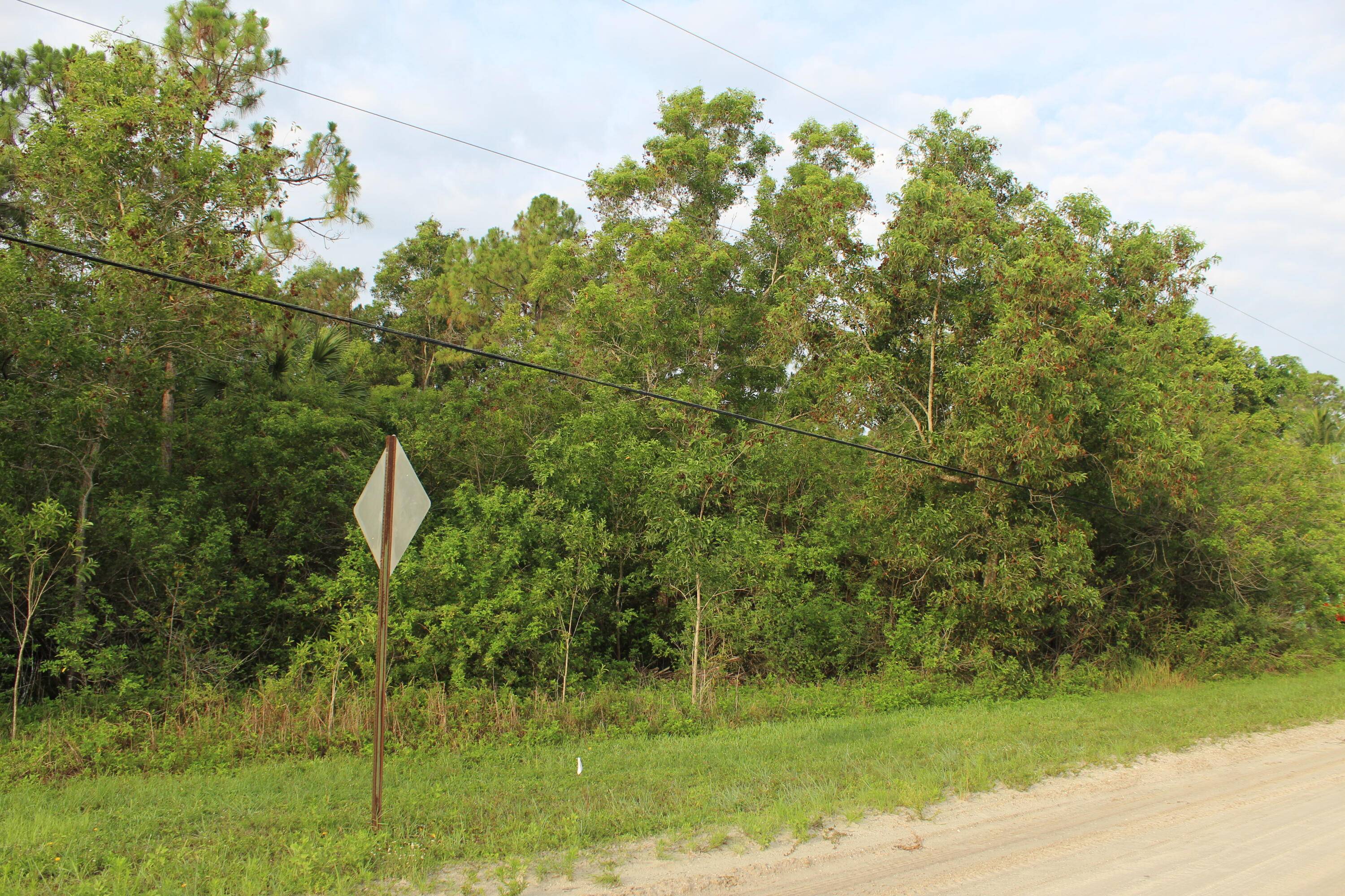 Beautiful property on well desired 94th St in Loxahatchee !