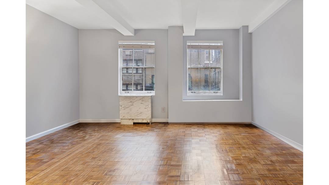 Peaceful, tranquil one bedroom apartment and expansive roof deck doubles the serene quiet benefits for the shareholder of this apartment in the heart of Midtown East Turtle Bay.